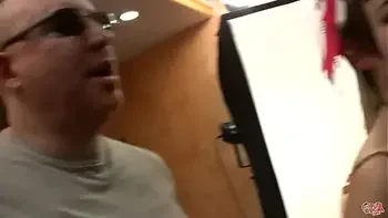 Tres teens tragando leche