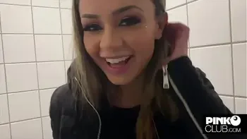 Martina Smeraldi si fa scopare nel camerino dal cazzone nero di Freddy Gong