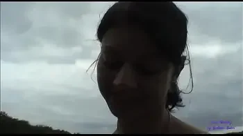 Un anziano signore vede una giovane ragazza in difficoltà con la sua auto