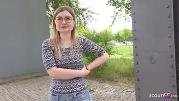 GERMAN SCOUT - ZWEI ZARTE BERLINER GIRLS ZU IHREM ERSTEN FFM DREIER ÜBERREDET