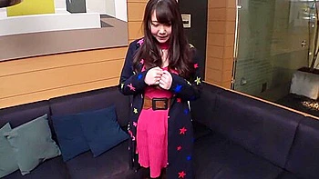 美乳を揺らしてビクビクとイキ悶える２１才の素人美女