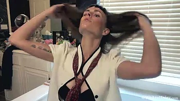 Leila Larson introduces herself by her bathtub - WeAreHairy