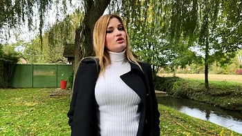 Cat In Mini wanted to keep the surprise effect... - Jacquie et Michel TV