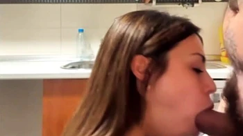 jeune etrangere tire une pipe de reve