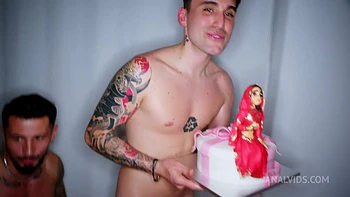 Yasmina Khan celebra sus 28 anos con un gangbang anal, Dp, triple