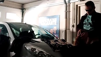 a plat ventre sur le capot de la voiture