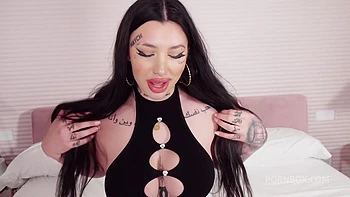 tatuada muy puta se come dos pollas al mismo tiempo y hace dp