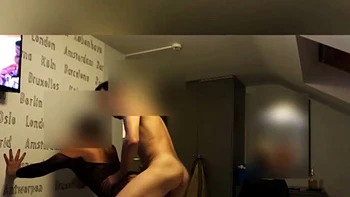 a l arrache contre le mur avant de finir sur le lit