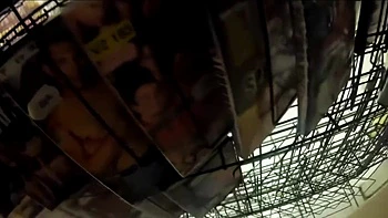 elle va vider des mecs au sexe shop