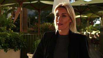 Jessie experiences the tornado Marie ... - Jacquie et Michel TV