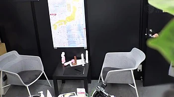 小顔の美女が生脱ぎ、M字開脚でパイパンオマンコ丸見えでバイブで感じまくり