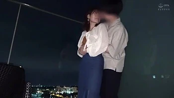 色白美肌の美形お姉さんがパイパンを手マンされて腰クネクネで艶やかに感じる