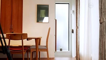 美尻美女が玄関キスから混浴エッチ、ベッドで喘ぐクンニとラブラブフェラ