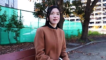 淫乱美人妻がM字開脚手マンで愛液が糸を引き、チンポ欲しがりフェラ