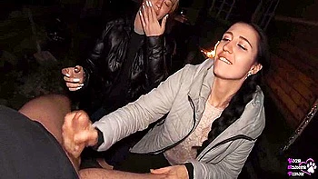 Ffm Threesome Sucking On The Backyard