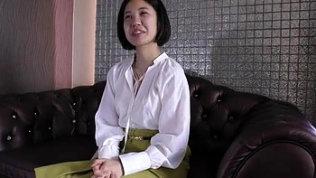 爽やか系スレンダー美人妻が手マンで艶やかに感じて笑顔でフェラ