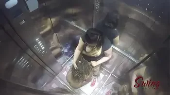 Flagramos a Bonequinha Sado e Arlequina no elevador da putaria - Vídeo completo no RED