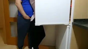 HERMANASTRA ES SORPRENDIDA Y FOLLADA EN LA COCINA , TERMINA CON EL CULO LLENO DE SEMEN