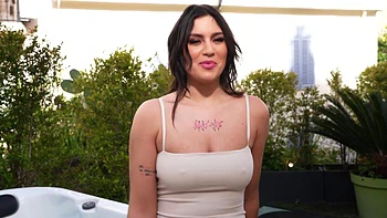 Yoko, secretary in Tokyo, sends her application without shyness! - Jacquie et Michel TV