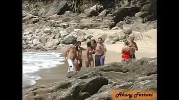 Levando os Turistas a Loucura e Chupando Buceta na Praia