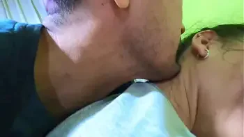 Infidelidad, ella habla con su esposo mientras la cojo de perrito