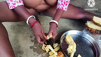 Desi Bhabhi Fal Katate Hue Bahut Mast Dikhti Hai