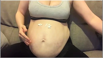 Moisturising My Pregnant Bump With Lotion