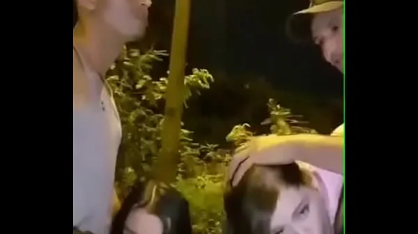 Se ponen a mamar en la calle, intercambian parejas. Swinger