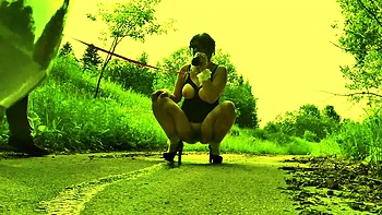 tenue en laisse elle le suce sur la route