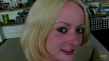 Mi amiga francesa, come plátanos a pares.