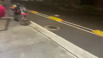 Se fue de pinta y se masturba en la calle hasta lograr un squirting