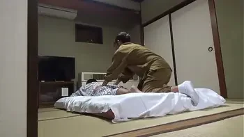 Seducing a Waitress Who Came to Lay Out a Futon at a Hot Spring Inn and Had Sex With Her! The Whole Thing Was Secretly Caught on Camera in the Room!