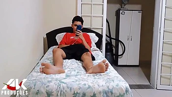 Erick Rosa - Enteado Se Esconde No Armario Para Espiar Sua Madrasta Gostosa