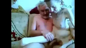 comendo a velha magrela no sofá