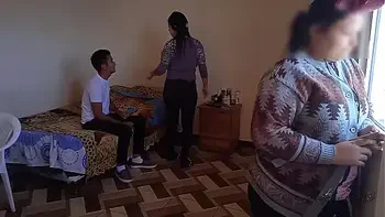 Esposa cornuda habla por telefono mientras su amiga me come toda la polla y se sienta encima de ella en la cama, mientras ella esta entretenida nosotros disfrutamos