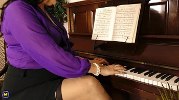 Classic Mature Leia Organa Gets Very Naughty