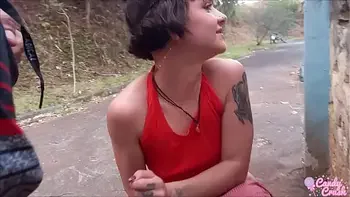 Novinha foi mijar em público e teve que dar uma mamada - Mano Nico