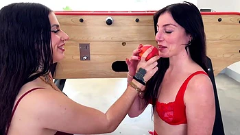 Linda, 30, hot cashier! - Jacquie et Michel TV