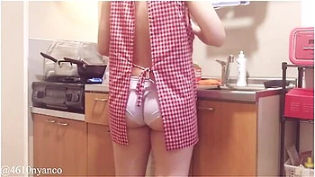 人妻個人撮影料理しなから旦那の帰りを待つ(新妻/エフロン/tカ尻/太もも/ハンツ/巨乳/hカッフ/キッチン/日本人/japanese/asian/homemade/amateur/kitchen
