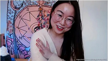 Yiming Curiosity 依鸣 - 2022 新年生活更新应你们要求我说中文啦- 中国留 美女网红主播