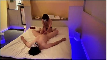 中出しネオンのヘットて止まらない性欲を解消