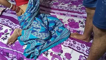 दोस्त की माँ ने पीठ मालिश के बहाने से चूत चुदाई - साफ हिंदी आवाज में   XXX Sex