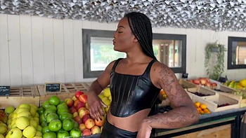 Captain Walker's lustful negotiations - Jacquie et Michel TV