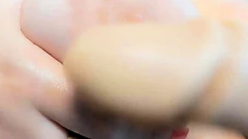 Uma morena gostosa exibe seus peitos grandes e rebola com