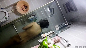 【シャワーを浴びて飲み物を飲む】容姿も気