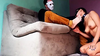 Enteada submissa faz garganta profunda e recebe gozada em