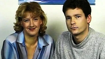 Blonde deutsche MILF testet einen Jungen whrend eines Casti