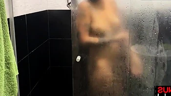 Amigas se pegam no banho em cena gonzo e ardente.