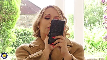 Thick British MILF Ashley Rider Loves to Show off Her Big Round Ass!