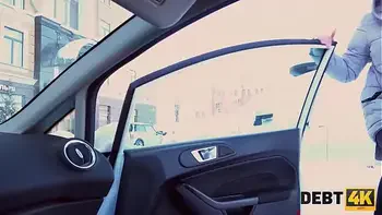 DEBT4k. Un jeune débiteur au visage mignon pense que le sexe vaut mieux que la peine